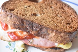 Toast i ovn med ost og skinke - parisertoast
