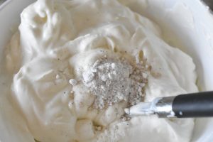 Skyr dessert med flødeskum og vanilje - nem