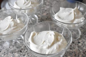 Skyr dessert med Bastogne & jordbær kompot