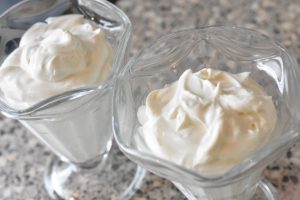 Skyr dessert med flødeskum og vanilje - nem