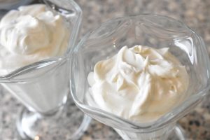 Skyr dessert med flødeskum og vanilje - nem