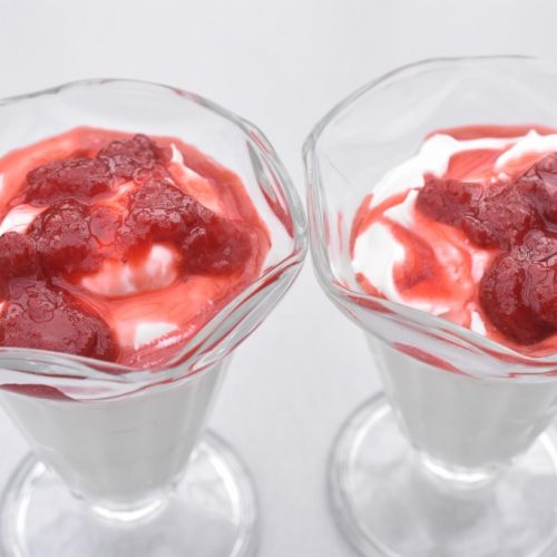 Skyr dessert med flødeskum og vanilje - nem