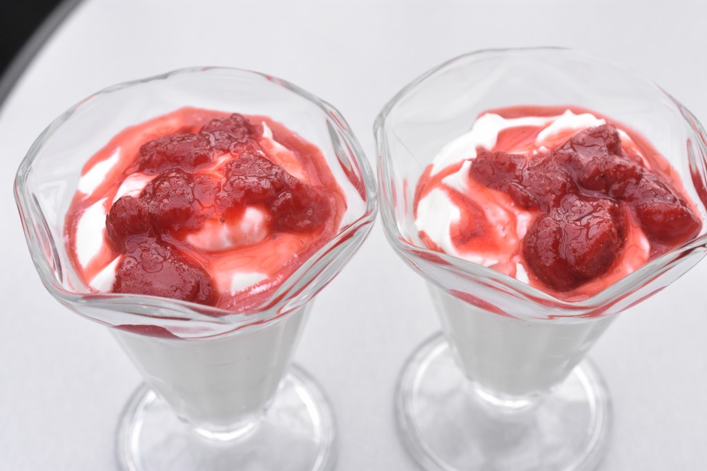 Skyr dessert med flødeskum og vanilje - nem