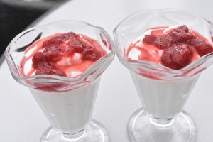 Skyr dessert med flødeskum og vanilje - nem