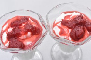 Skyr dessert med flødeskum og vanilje - nem