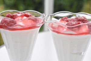 Skyr dessert med flødeskum og vanilje - nem