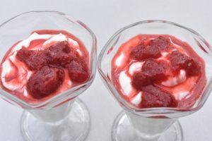 Skyr dessert med flødeskum og vanilje - nem