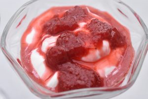 Skyr dessert med flødeskum og vanilje - nem