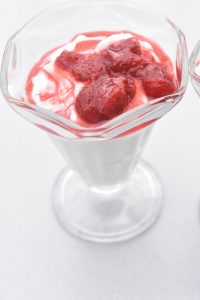 Skyr dessert med flødeskum og vanilje - nem