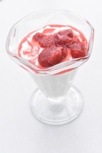 Skyr dessert med flødeskum og vanilje - nem