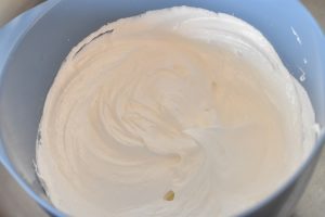 Pavlova - opskrift med banan, fløde & blåbær