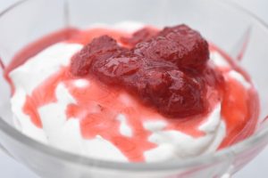 DSC_2752 • nogetiovnen.dk Vaniljeskyr med jordbærkompot og Bastogne - nem skyr dessert