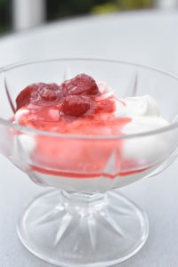 DSC_2754 • nogetiovnen.dk Vaniljeskyr med jordbærkompot og Bastogne - nem skyr dessert