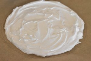 Pavlova - opskrift med banan, fløde & blåbær