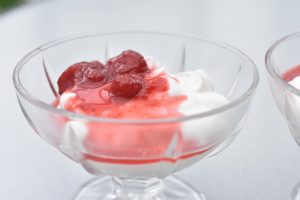DSC_2755 • nogetiovnen.dk Vaniljeskyr med jordbærkompot og Bastogne - nem skyr dessert