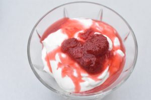 DSC_2757 • nogetiovnen.dk Vaniljeskyr med jordbærkompot og Bastogne - nem skyr dessert