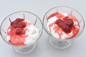 DSC_2758 • nogetiovnen.dk Vaniljeskyr med jordbærkompot og Bastogne - nem skyr dessert