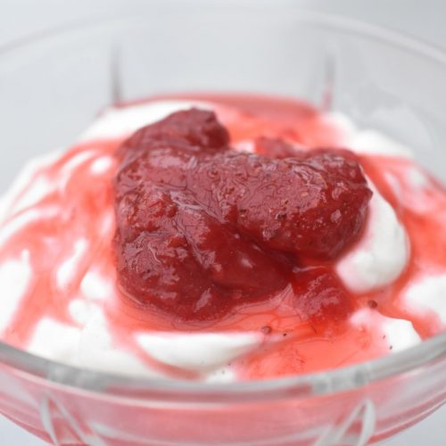 Skyr dessert med Bastogne & jordbær kompot