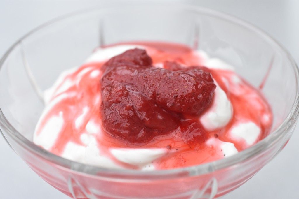 DSC_2770 • nogetiovnen.dk Skyr dessert med Bastogne & jordbær kompot