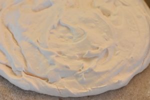 Pavlova - opskrift med banan, fløde & blåbær