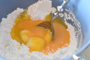 Småkager med æggeblommer og peanuts