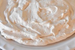 Pavlova - opskrift med banan, fløde & blåbær