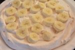 Pavlova - opskrift med banan, fløde & blåbær