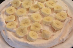 Pavlova - opskrift med banan, fløde & blåbær