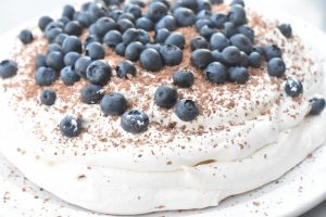 Pavlova opskrift - nem pavlova kage med bær, banan og fløde