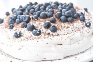 Pavlova opskrift - nem pavlova kage med bær, banan og fløde