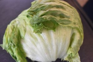 Icebergsalat med mormordressing og blåbær