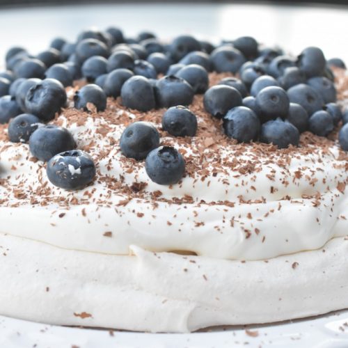 Pavlova - opskrift med banan, fløde & blåbær