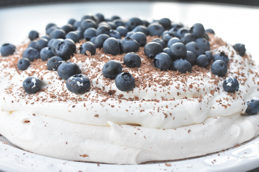 Pavlova - opskrift med banan, fløde & blåbær