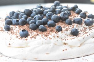 Pavlova opskrift - nem pavlova kage med bær, banan og fløde