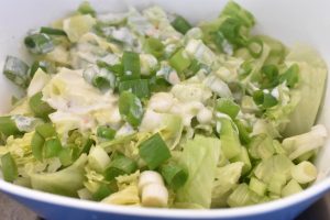 Icebergsalat med mormordressing og blåbær