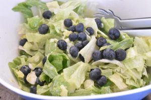 Iceberg salat med mormordressing og blåbær