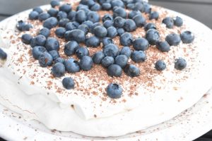 Pavlova - opskrift med banan, fløde & blåbær