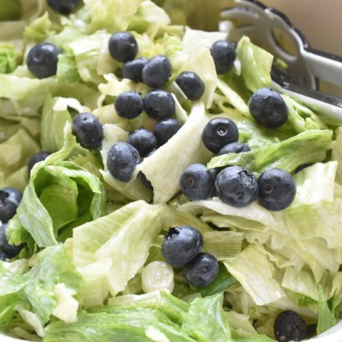 Icebergsalat med mormordressing og blåbær