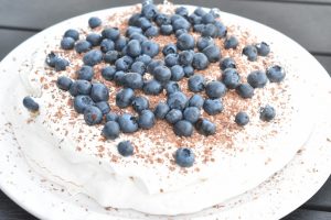 Pavlova opskrift - nem pavlova kage med bær, banan og fløde