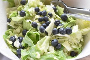 DSC_2800 • nogetiovnen.dk Icebergsalat med mormordressing og blåbær