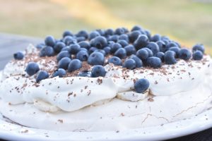 Pavlova opskrift - nem pavlova kage med bær, banan og fløde