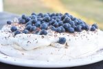 Pavlova - opskrift med banan, fløde & blåbær