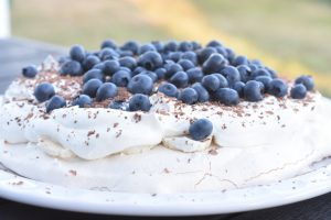 Pavlova opskrift - nem pavlova kage med bær, banan og fløde