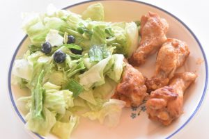 Iceberg salat med mormordressing og blåbær