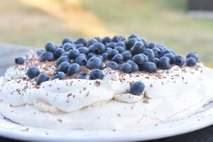 Pavlova opskrift - nem pavlova kage med bær, banan og fløde