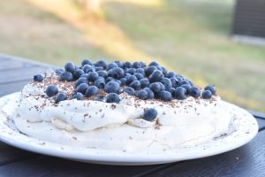 Pavlova opskrift - nem pavlova kage med bær, banan og fløde