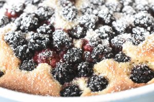 Brombærkage - god nem kage med brombær