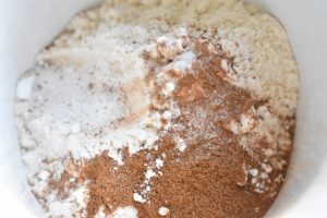 Kage i kop med æble og kanel - i mikroovn