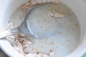 Kage i kop med æble og kanel - i mikroovn