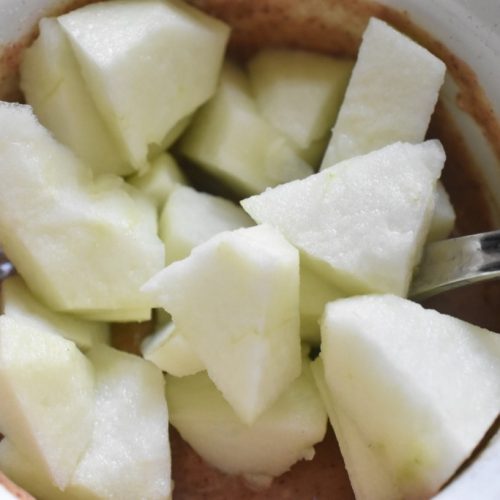 Kage i kop med æble og kanel - i mikroovn